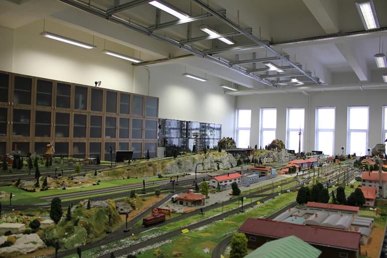 Model train layout in spacious room